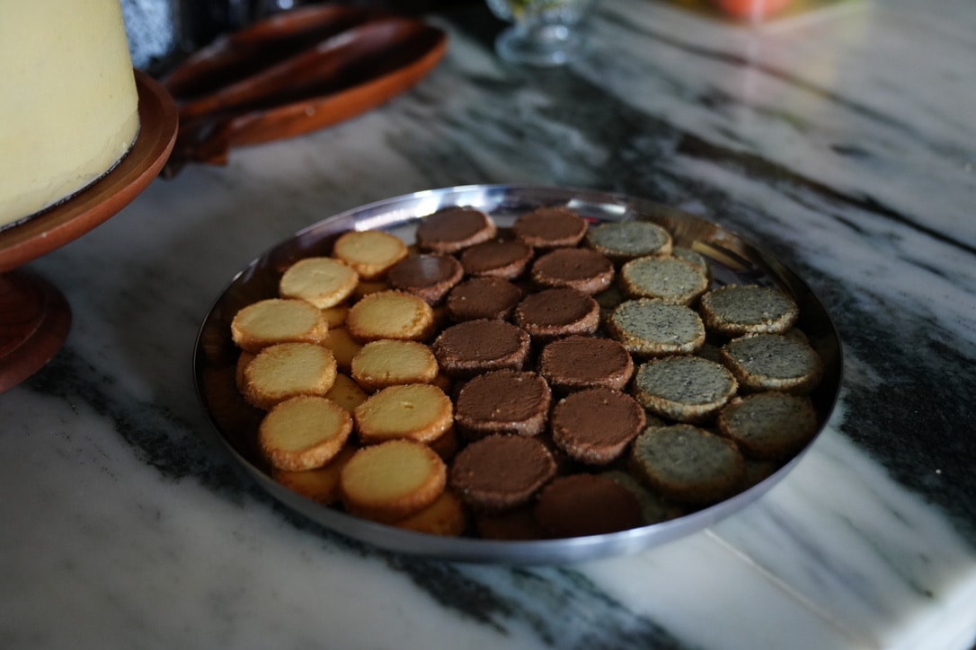 Photo of rows of books in a library with marble busts.